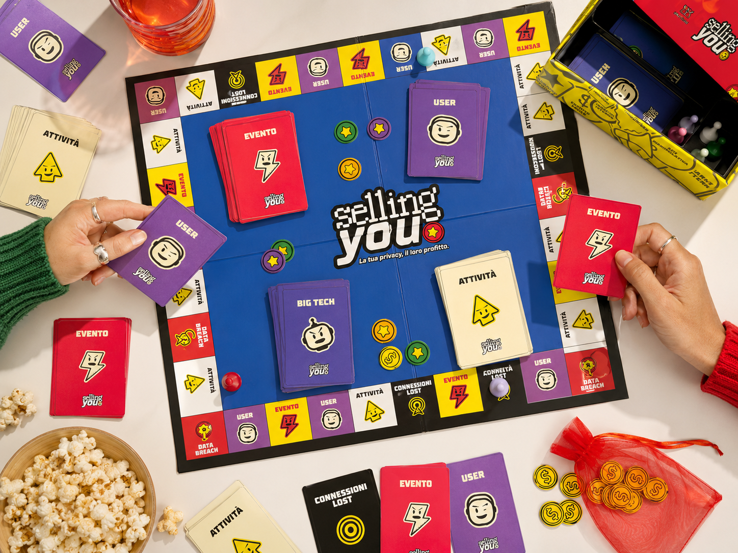 Partita di Selling You vista dall’alto, con tabellone, carte, pedine e token